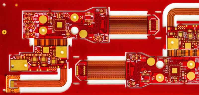 PCB rígido-flexibles y flexibles: impacto en materiales, DFM y costos